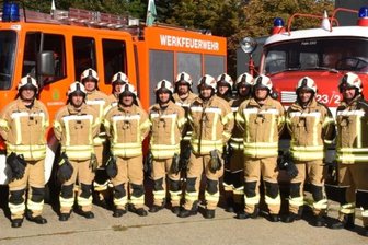 Papierfabrik zählt auf ihre Werkfeuerwehr - Wehrleiter Sebastian Spreer (l.) steht einer 25 Mann starken Truppe vor, zudem gehören 20 Mitglieder der Ehrenabteilung an. 