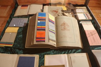 Papierherstellung seit Jahrhunderten: Diese Stadt im Vogtland zeigt einen Schatz - Blick in die Ausstellung zur Papierherstellung.