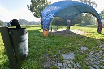 Papierkörbe in Zwickau: Sollen Asylbewerber die Entleerung übernehmen? - In Zwickau sind viele Papierkörbe aufgestellt. Die Kosten sind den Räten zu hoch.