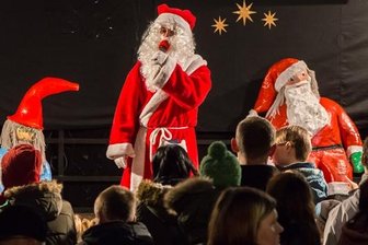 Papp-Weihnachtsmann vom Zwickauer Weihnachtsmarkt entführt - Da war er noch da, der Rotkittel aus Pappe (rechts).