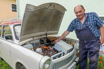 Pappe statt Tesla: Lauterbacher fährt ersten E-Trabi im Erzgebirgskreis - Außen ein ganz normaler Trabi, innen befindet sich statt des gewohnten Benzin- ein Elektromotor mit einer Leistung von 13 Kilowatt. Am Getriebe wurde nichts geändert. Auch die Beleuchtung ist die originale.