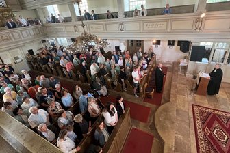 Pappendorfer erinnern an 600 Jahre Kirchengeschichte - Superintendent Sven Petry bei einer Lesung. Landesbischof Tobias Bilz (vorne im Talar) hielt die Predigt.