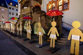 Pappfiguren vor dem Plauener Rathaus aufgestellt: Was steckt dahiner? - Vor dem Plauener Rathaus stehen seit Donnerstagfrüh mehrere Pappfiguren als Zeichen eines stummen Protests. 
