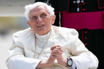 Papst Franziskus: Benedikt XVI. ist «sehr krank» - Der emeritierte Papst Benedikt XVI. kommt zu seinem Rückflug in den Vatikan am Flughafen an. Der emeritierte Papst Benedikt XVI. ist nach Auskunft seines Nachfolgers Franziskus «sehr krank».