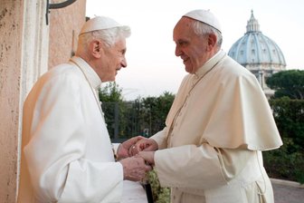 Papst Franziskus: Sein Leben in Bildern - Papst Franziskus (r) folgte auf Papst Benedikt XVI, mit bürgerlichem Namen Joseph Ratzinger, nach dessen Rücktritt. (Archivbild)