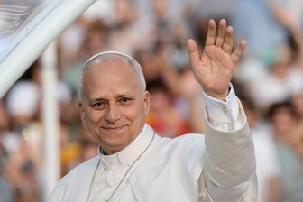 Papst hält Vigilie mit 40.000 in Barcelona - Papst Leo XIV. grüßt die rund 40.000 Teilnehmer einer Vigilie im Olympiastadion in Barcelona.