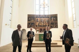 "Papstmaler" gestaltet Glaskunst für die Johanniskirche in Plauen - Gaben voll Freude in der Plauener Johanniskirche das Projekt mit dem international gefragten Künstler Michael Triegel bekannt (von links): Galerist Karl Schwind, Pfarrer Hans-Jörg Rummel, Sparkasse Vogtland-Vorstandsvorsitzender Marko Mühlbauer und Plauens Oberbürgermeister Ralf Oberdorfer (FDP).