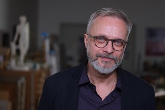 Papstmaler Michael Triegel aus Leipzig im Interview: „Religion darf nicht hinter die Aufklärung zurückfallen“ - Der Maler, Grafiker und Zeichner Michael Triegel in seinem Atelier in Leipzig. Es ist nicht so, dass er als Christ an der Kirche nichts auszusetzen hätte - aber, so sagt er, als menschliche Institution sei eben auch sie fehlbar.