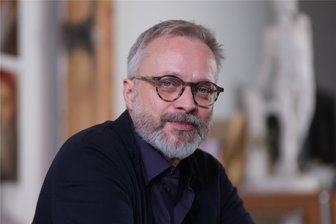 Papstmaler Michael Triegel erschafft neues Meisterwerk für Wechselburg - Michael Triegel, ein weithin bekannter Maler, Grafiker und Zeichner, in seinem Atelier in Leipzig. Der Künstler malt für die katholische Kirchgemeinde ein neues Altarbild für die Wechselburger Basilika.