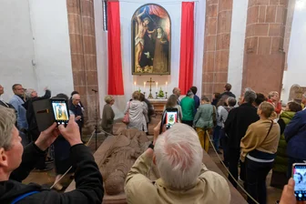 „Papstmaler“ Michael Triegel schafft Altarbild von Edith Stein für Wechselburger Basilika - Das von Michael Triegel neu geschaffene Werk findet seinen Platz über dem Seitenaltar in der Nordapsis der Basilika in Wechselburg.
