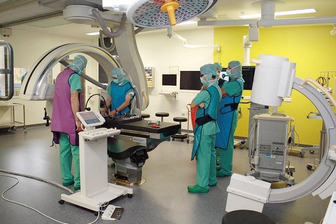 Paracelsus-Kliniken bilden Ärzte aus dem Jemen aus - Besuch im Hybrid-OP in Zwickau.