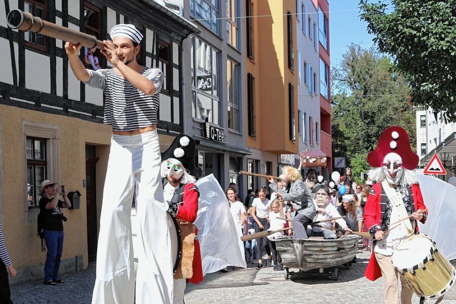 Parade eröffnet Internationales Puppentheaterfestival in Zwickau - Das Festival ist schon in Sicht. Ein Umzug der Puppenspieler durch die Stadt macht den Auftakt. 