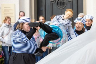 Parade macht kleine und große Fans des Puppentheaters auf neue Saison neugierig - 