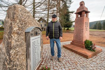 „Paragrafenirrsinn“ oder Kulturschutz: Heidersdorf bekommt Denkzettel für Denkmalsanierung - Die Inschriften sind wieder gut lesbar: Das Heidersdorfer Weltkriegsdenkmal (rechts) ist erneuert und neben das ehemalige Rathaus gesetzt worden. Für Bürgermeister Andreas Börner hat die Sanierung allerdings noch ein Nachspiel.