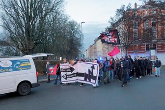 Parallel zum Kuha-Finale in Chemnitz: Demo wegen „Versagen der Stadt“ beim Kampf gegen Rechts - Die rund 100 überwiegend jungen Demonstrierenden zogen vom Schauspielhaus zur Innenstadt.