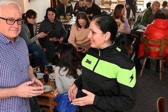 Parallele zu 2015: Treff auf dem Brühl öffnet für Flüchtlinge - Vom Englischen ins Ukrainische: Wenn Barry Sloan spricht, übersetzt Krystyna Kapelnytska beim "Ukraine Café" im Klub Inspire auf dem Brühl.