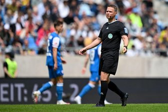 Parallelen zu Zwickau: Schiedsrichter in Elversberg mit Bier attackiert - Pfiff das Zweitliga-Spiel zwischen Elversberg und Hansa Rostock: Schiedsrichter Robert Kampka.