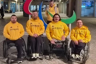 Paralympics: Das sind die Sportler aus Sachsen in Italien - Die sächsische Delegation bei den Paralympics in Italien: Steven Betz, Christian Pilz, Bernhard Hering und Frank Rennhack sowie Co-Trainer Robert Pabst aus Görlitz (h.).