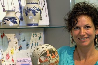 Parfüm, Kinderbuch, Sonnenbrille - Welche Souvenirs Städte in der Region Touristen anbieten - Unter den Souvenirs von Waldenburg im Waldenburger Schloss findet man allerlei Handgemachtes von Töpfern und Schmuckherstellern der Region. Mitarbeiterin Anja Straube zeigt das teuerste Mitbringsel: ein Windlicht von Änne Tantow. 