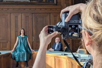Paris, Mailand, Chemnitz? Welche Rolle OB Schulze bei Shooting für Luxusmagazin spielte - Hinter der Kamera: Ein Team des Luxusmagazins Icon fotografierte Designermode in Chemnitz, auch im Rathaus mit OB Sven Schulze. Das Model trägt ein Kleid von Tod's. Es kostet 7500 Euro und steht online unter der Rubrik „Ready to Wear“.