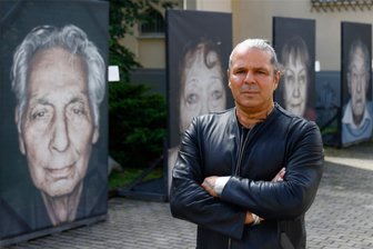 Paris, New York - und Oelsnitz: International bekannter Künstler zeigt im Erzgebirge Porträts Holocaust-Überlebender - Luigi Toscano vor seinen Porträts von Holocaust-Überlebenden, die derzeit auf dem Hof der Oelsnitzer Turley-Oberschule gezeigt werden.