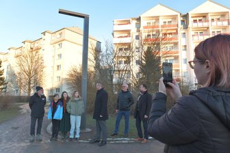 Park Friedeburg in Freiberg: Solarlaternen erhellen jetzt den Schulweg - Solarlaternen erhellen jetzt den Schulweg in Freiberg-Friedeburg. Zur Übergabe waren Vertreter des Kinder- und Jugendparlamentes dabei.