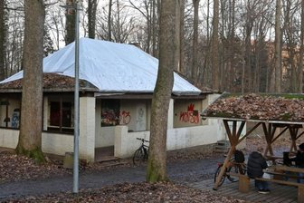 Park-Kiosk: Zwischen Rettung und Abriss - Auf dem Dach des im Volksmund "Uhu" oder "Waldgeist" genannten Kiosks befindet sich seit einigen Tagen eine Plane.