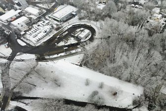 Park & Ride jetzt auch in Schönau: Wo Pendler in Chemnitz ihr Auto stehen lassen können - Eine dichte Schneedecke bedeckt den neuen P+R, direkt an der Endhaltestelle Schönau.