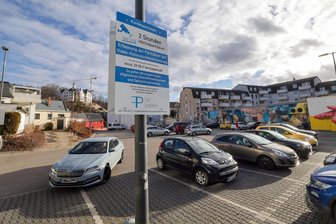 Park-Zoff in Lichtenstein: Erst böse Überraschung, dann Happy End? - Seit April 2023 wird zu langes Parken auf dem Rewe-Stellplatz von Kameras automatisch erfasst und umgehend geahndet. Zuvor habe es bis zu 40 „Langzeitparker“ gegeben, die rund um die Uhr hier standen, sagt der Grundstücksbesitzer.