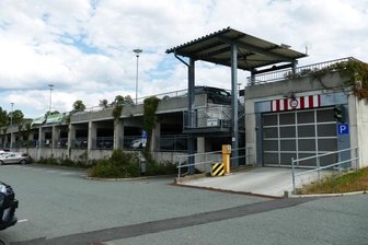 Parkdeck an Therme soll Sonnenkraftwerk werden - Das Parkdeck an der Silber-Therme soll ein Dach aus halblichtdurchlässigen Fotovoltaikplatten erhalten.