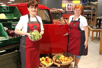 Parkdeck Oederan wird am Samstag zum Handelsplatz - Ute Haubold (l.) und Claudia Fischer von der Leitung des Regional-Marktes Oederan sind mit ihrem Team für das Herbstfest gerüstet.