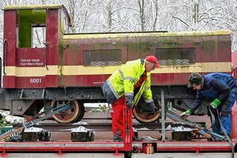 Parkeisenbahn Chemnitz: Historische Diesellok fährt zur Schönheitskur - Olaf Biermann (l.) von der Firma Scholpp, die den Transport übernommen hat, und Jürgen Keller von der Parkbahn sicherten die Lok.