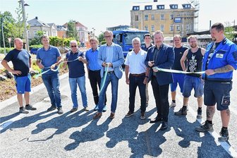 Parken am Bahnhof Freiberg soll 4,50 Euro pro Tag kosten - Der neue Parkplatz zwischen dem Bahnhof und dem Hotel Alekto in Freiberg war im Juni eingeweiht worden. Der Platz biete 73 Pkw- und drei Busstellplätze und habe gut eine Million Euro gekostet, so die Stadtverwaltung. Foto: Eckardt Mildner