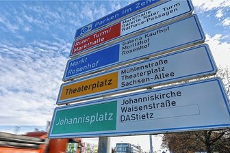 Parken am Chemnitzer Stadtrand statt lästiger Suche in der Innenstadt: Was ist erlaubt? - Ein sehr optimistisches Bild in Chemnitz: An der Ausfahrt Röhrsdorf an der Leipziger Straße werden mit dem Tietz und der Johanniskirche immer noch Parkflächen im Zentrum angezeigt, die es gar nicht mehr gibt.