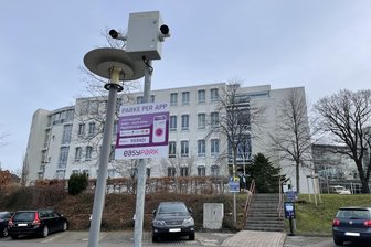 Parken am Kreiskrankenhaus Freiberg: So ersetzen Kameras Schranken - Am Kreiskrankenhaus in Freiberg werden die Parkplätze jetzt mit einem Kamerasystem bewirtschaftet.