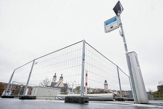 Parken am Plauener Neustadtplatz ab sofort tabu - Baumaterial statt Stellflächen für Autos: Der innerstädtische Parkplatz am Neustadtplatz ist komplett gesperrt worden.