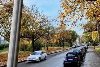 Parken am Schloßteich ab Montag kostenpflichtig - Die neuen Automaten (hier an der Promenadenstraße) sind mit Extra-schildern ausgestattet.
