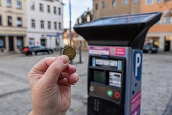 Parken, Hunde, Schwimmen - Wo Reichenbach künftig zulangt - Parken in der Reichenbacher Innenstadt wird teurer. Die Verwaltung schlug 20 Cent für die erste halbe Stunde vor. Am Ende wurden es aber 35 Cent: 10 Cent für die ersten 15 Minuten und 25 Cent für die nächsten. 