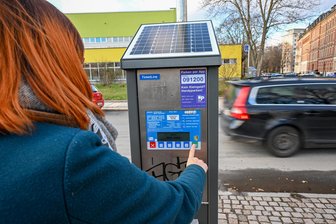 Parken in Chemnitz: Erste Automaten nehmen bald kein Bargeld mehr - An einigen Chemnitzer Parkautomaten soll man bald ohne Münzen zahlen können.