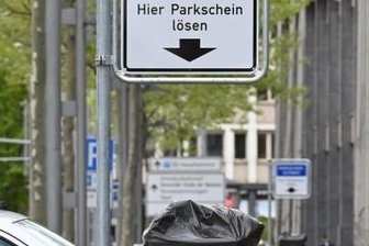 Parken in der Innenstadt ab Dienstag kostenpflichtig - Noch abgedeckt: Neuer Parkscheinautomat in der Innenstadt.