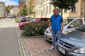 Alexander Harnack hat für seinen Zweitwagen einen Parkplatz am Tzschirnerplatz ergattert. "Oft ist es aber echt dicke hier. Man bekommt kaum einen Parkplatz."