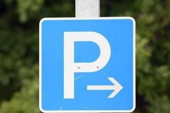 Parken könnte für Anwohner in Sachsen deutlich teurer werden - Sachsen macht den Weg für Gebührenerhöhungen fürs Anwohnerparken frei.