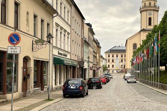 Parken: Markneukirchen testet neue Regelung am Unteren Markt - In Markneukirchen wird ein Zeitparken (30 Minuten) linksseitig am Unteren Markt getestet.