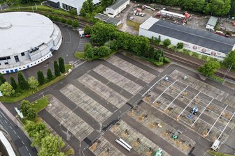 Parken unterm Solardach: Energieprojekt an Stadthalle Zwickau nimmt Gestalt an - Auf dem Parkplatz an der Stadthalle wird das Stahlgerüst für die Solarmodule montiert.
