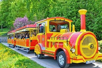 Parkeröffnung lockt mit XXL-Programm - Die beliebte Kleinbahn zieht auch in diesem Jahr ihre Kreise durch das Parkgelände.
