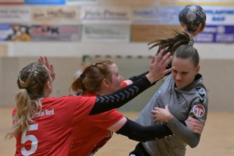 Parkettverweis nach drei Minuten zieht Schneebergs Handballerinnen den Zahn - Gegen Bischofswerda fehlte Lisa Görner (r.) dem SV Schneeberg. Nun ist ihre Mannschaft erneut auswärts gefordert – bei der Reserve des SC Markranstädt.