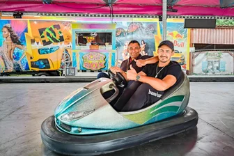 Parkfest Hainichen: Das kosten Bier, Bockwurst, Autoscooter und Co - Gino Sperlich (r.) betreibt den Autoscooter, Kollege Danny Rosner das Kinderkarussell.