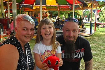 Parkfest Hainichen: Was kosten Bier, Bratwurst und Fahrgeschäfte? - Sandra und Sebastian konnten ihre dreijährige Tochter Kim Bella mit einem Plüschtier aus dem Greifer-Automaten glücklich machen – und das gleich mit dem ersten Versuch.