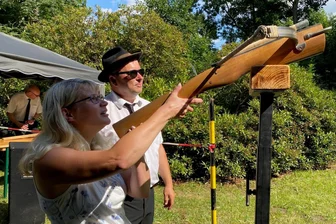 Parkfest in Hainichen: Julia schießt den Vogel ab (vielleicht nächstes Jahr) - Freie-Presse-Redakteurin Julia Czaja macht den Selbstversuch und versucht, den Vogel zu treffen.