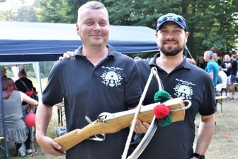 Parkfest in Hainichen: Schützen bringen Coronavirus zur Strecke - Marko Horn (l.) und Mario Kirsten gehören der Privilegierten Schützengilde zu Hainichen an.
